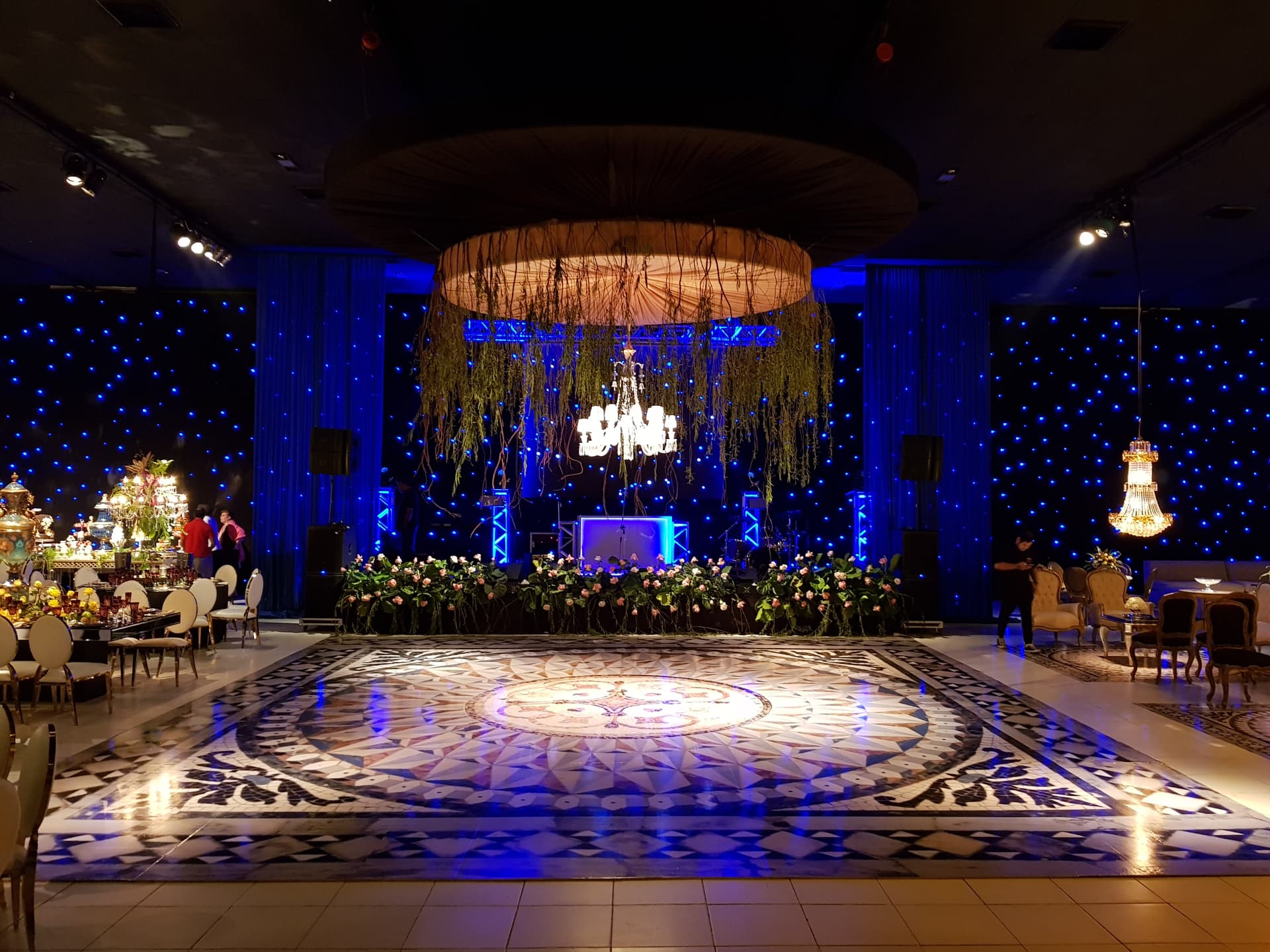 Pista de baile con telón de estrellas y uplighting azul