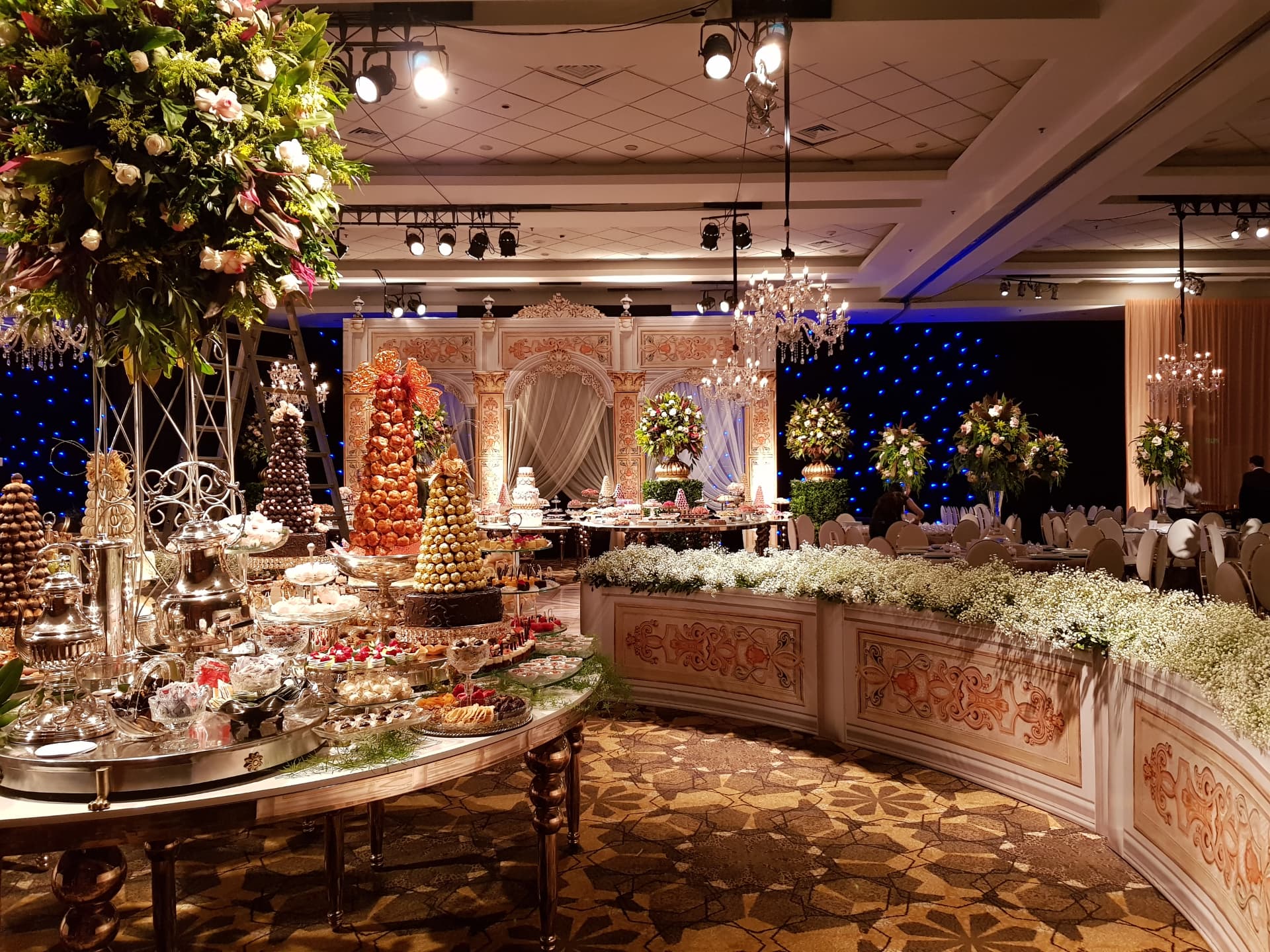 Salón de fiesta iluminado con realces cálidos y azules