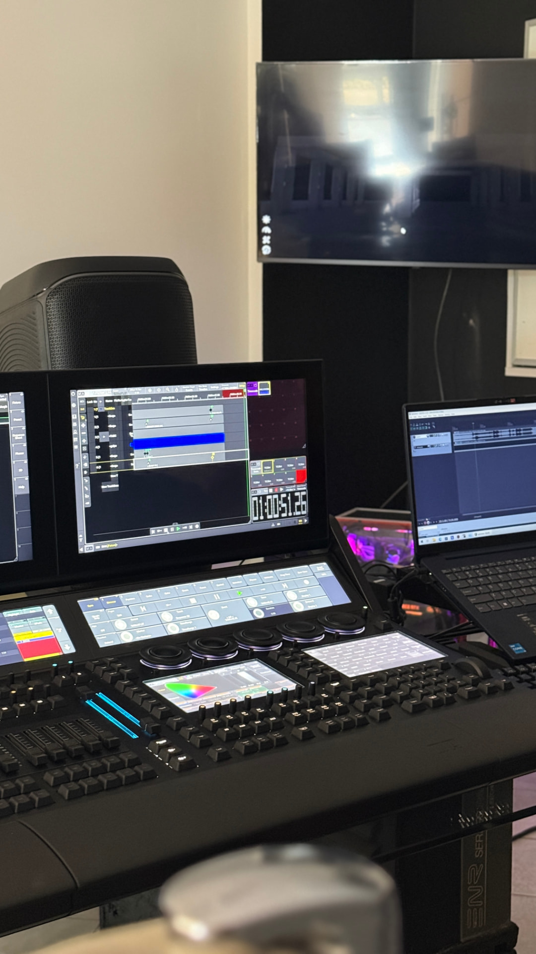 Consola de iluminación DMX programando escenas del show