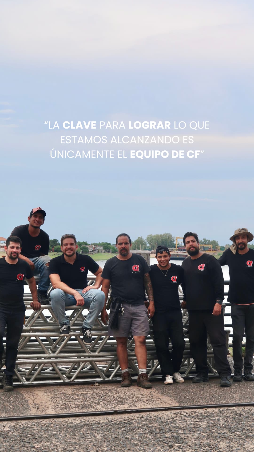 Equipo de CF Eventos junto a estructuras de truss