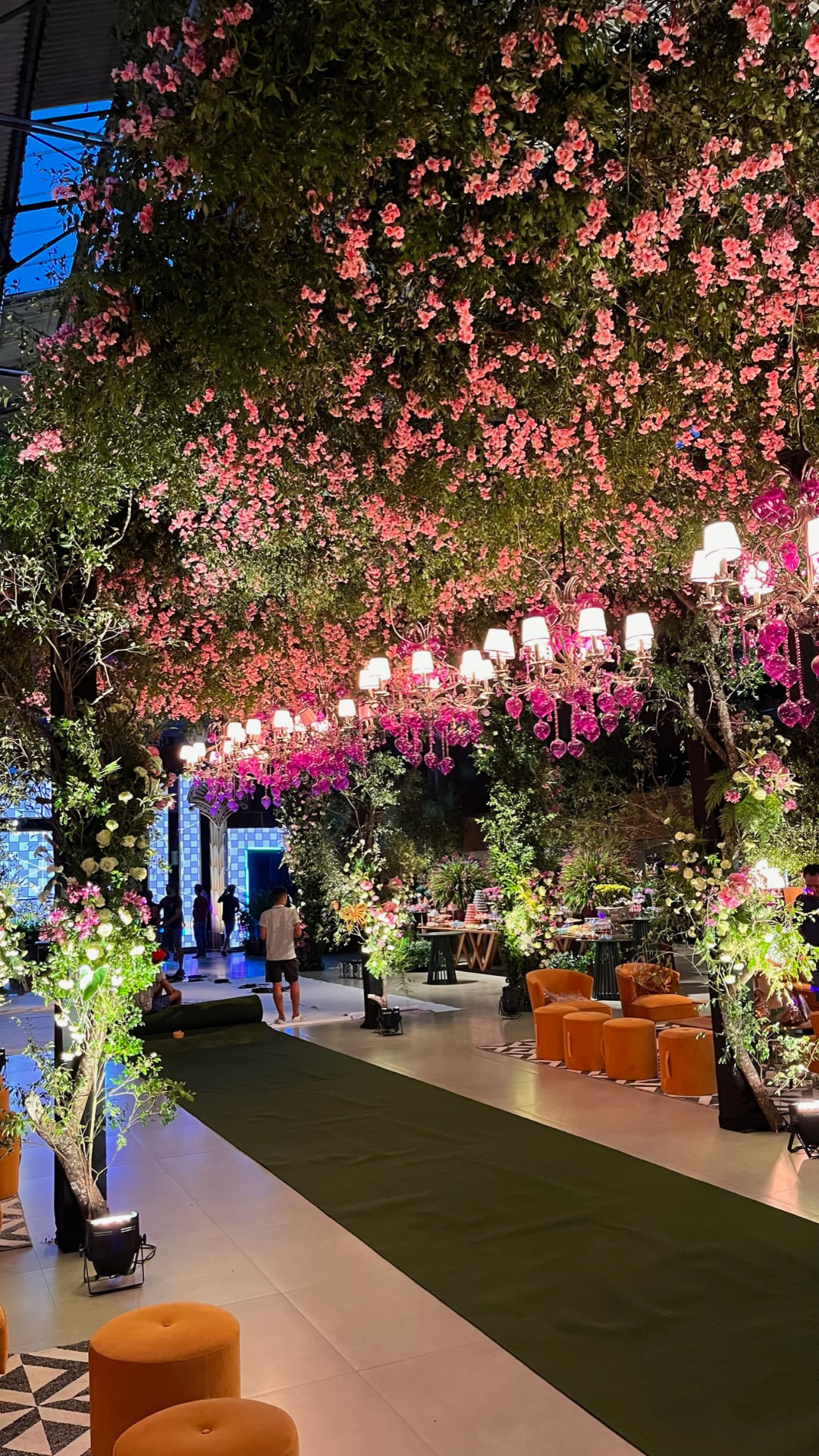 Ambientación floral iluminada con arañas y luz cálida